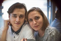 Porträt selbstbewusstes junges Paar — Stockfoto