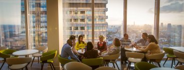 Reunión de empresarios en cafetería urbana de oficinas de gran altura - foto de stock