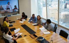 Negócios videoconferência em reunião de sala de conferências — Fotografia de Stock