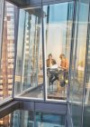 Reunião de empresários na moderna janela do escritório highrise — Fotografia de Stock