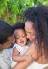 Affettuosa coppia abbracciando figlia bambino — Foto stock