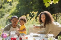 Retrato família feliz desfrutando de almoço jardim de verão — Fotografia de Stock
