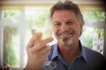 Gros plan portrait heureux vieillard insouciant boire du vin blanc — Photo de stock