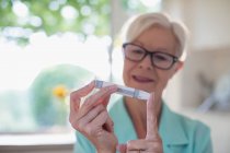 Seniorin mit Diabetes mit Blutzuckermessgerät am Finger — Stockfoto