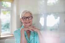 Ritratto felice donna anziana sicura di sé negli occhiali — Foto stock
