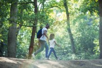 Randonnée pédestre père et fille dans les bois d'été — Photo de stock