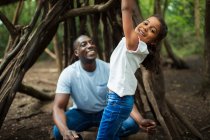 Porträt glücklicher Vater und Tochter beim Spielen an Baum im Wald — Stockfoto