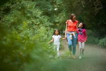 Mutter und Töchter gehen auf Waldweg — Stockfoto