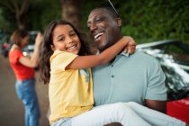 Porträt glücklicher Vater trägt Tochter — Stockfoto