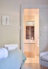 Handtücher aufgerollt auf Bett außerhalb Luxus-Haus Vitrine Badezimmer — Stockfoto