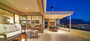 Luxury home showcase exterior patio at night — Fotografia de Stock
