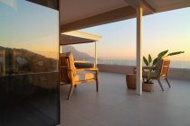 Maison de luxe vitrine patio avec coucher de soleil tranquille vue sur l'océan — Photo de stock