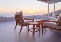 Pôr-do-sol panorâmico vista para o oceano de luxo casa vitrine varanda — Fotografia de Stock