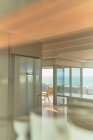 Интерьер дома с солнечным видом на океан — стоковое фото