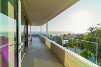 Sunny home showcase exterior balcony with scenic ocean view — Stock Photo