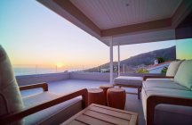 Vista panoramica sull'oceano tramonto dal balcone vetrina casa di lusso — Foto stock