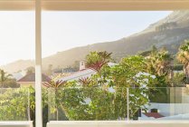 Vue panoramique ensoleillée sur les arbres et la colline depuis le balcon de luxe — Photo de stock
