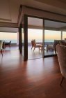 Паркетные полы в доме витрина интерьера с видом на океан заката — стоковое фото
