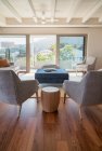 Sessel auf Hartholzboden im heimischen Wohnzimmer — Stockfoto