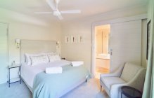 Tranquil home showcase interior bedroom with en suite bathroom — Stock Photo