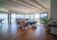 Home vetrina interni con pavimenti in legno massello e soffitto con travi in legno — Foto stock