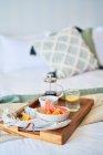 Grapefruit und Kaffee-Frühstückstablett auf dem Morgenbett — Stockfoto