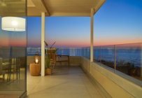 Vue panoramique sur l'océan sur la maison de luxe vitrine balcon au crépuscule — Photo de stock