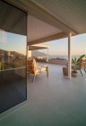 Sessel auf sonniger Luxus-Terrasse mit Meerblick — Stockfoto