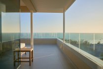 Sunny lusso casa vetrina balcone con vista panoramica sull'oceano — Foto stock