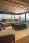 Casa de luxo vitrine sala de estar interior — Fotografia de Stock