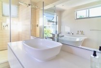 Évier blanc moderne dans la salle de bain ensoleillée — Photo de stock