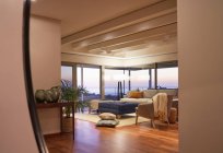 Riflessione di lusso casa vetrina soggiorno con vista sull'oceano al tramonto — Foto stock