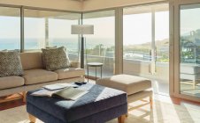 Maison ensoleillée vitrine salon intérieur avec vue sur l'océan — Photo de stock