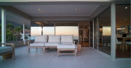 Canapé avec terrasse maison de luxe terrasse — Photo de stock