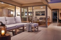 Sofa und Laterne auf Luxus-Haus Vitrine Außenterrasse — Stockfoto