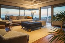 Роскошная домашняя витрина интерьер гостиная с видом на океан — стоковое фото