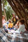 Familie spielt Teeparty in Baumfort — Stockfoto