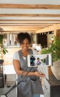 Владелец женского магазина снимает видеоблог с камерой телефона в питомнике — стоковое фото