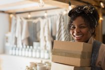 Портрет счастливая женщина владелец магазина с коробками — стоковое фото
