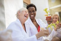 Mulheres idosas felizes amigos desfrutando sangrentos coquetéis mary — Fotografia de Stock