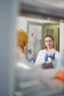 Женщины-ученые с подносом для образцов в лаборатории — стоковое фото