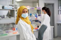 Ritratto scienziata fiduciosa in hijab e maschera facciale — Foto stock