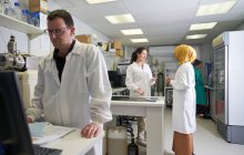 Científicos hablando en laboratorio - foto de stock