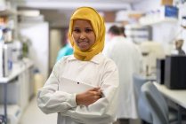 Retrato de cientista feminina confiante no hijab trabalhando em laboratório — Fotografia de Stock