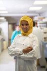 Portrait femme scientifique confiante dans le hijab en laboratoire — Photo de stock