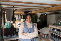 Portrait heureux propriétaire de magasin féminin avec cuillère en bois — Photo de stock