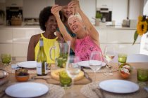 Mulheres idosas felizes amigos tomando selfie no almoço — Fotografia de Stock