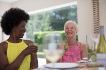 Mulheres idosas felizes amigos desfrutando do almoço — Fotografia de Stock