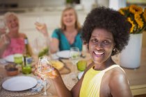 Porträt glückliche Seniorinnen genießen Wein beim Mittagessen — Stockfoto