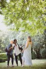 Fröhliche Seniorinnen lachen im Sommergarten — Stockfoto